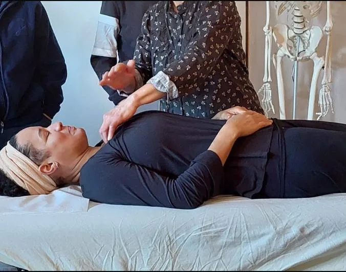 Trattamento osteopatico su lettino