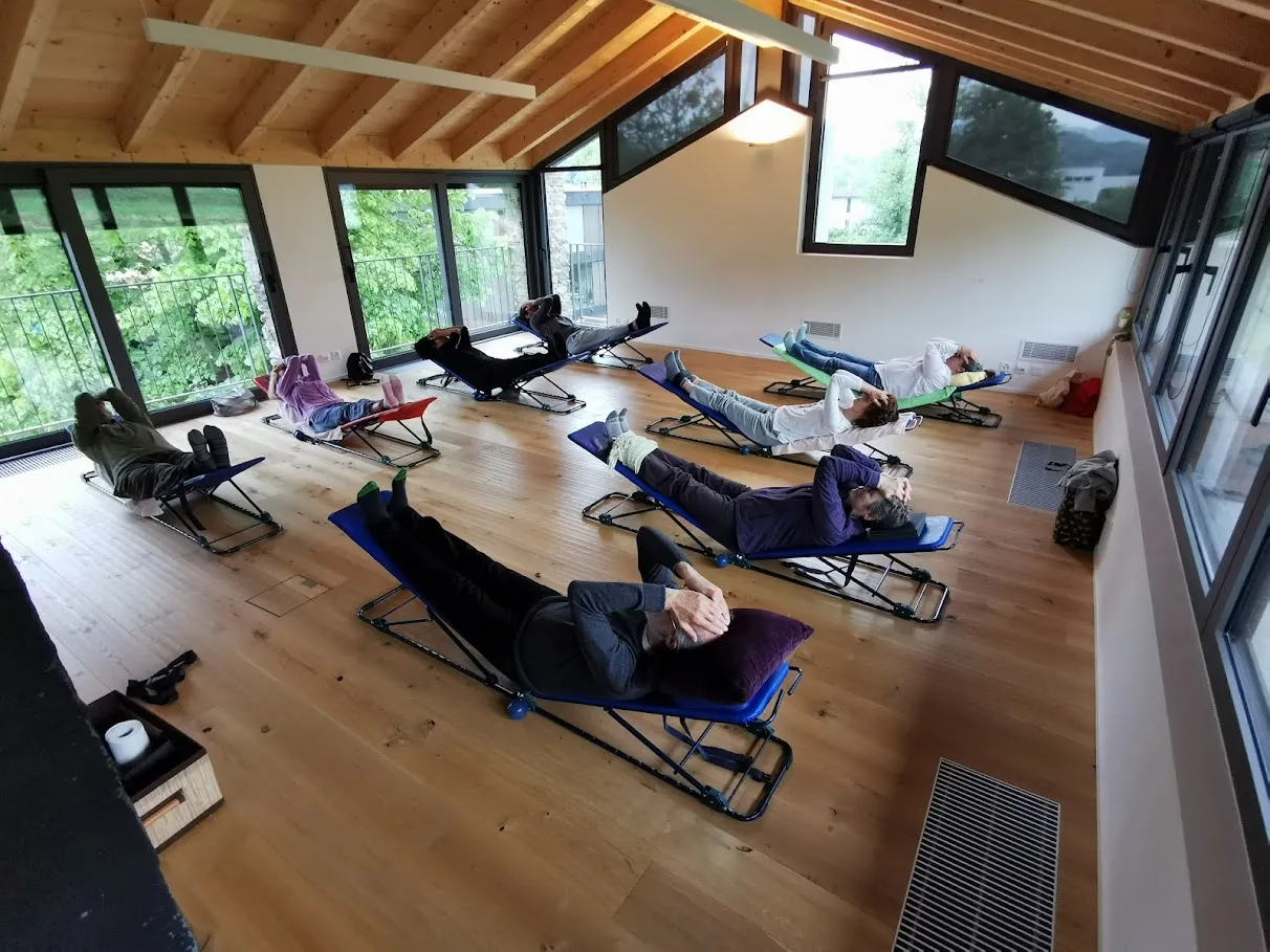 Lezione di Pancafit group nella sala con il tetto in legno di Gocce di Olos