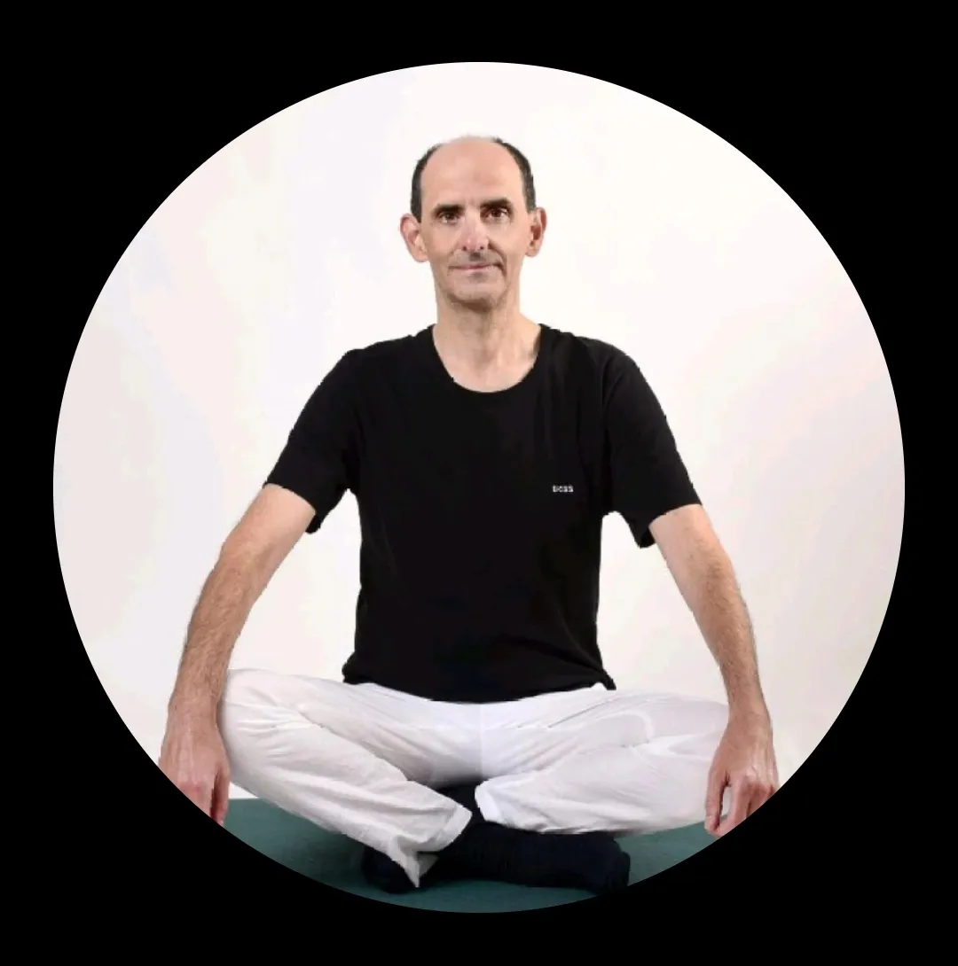 Fares Sayegh seduto in meditazione